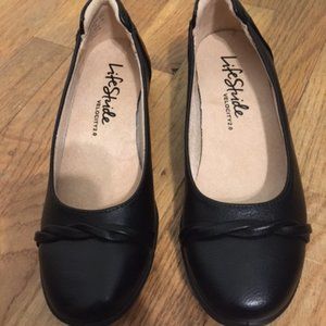 Black flat shoes